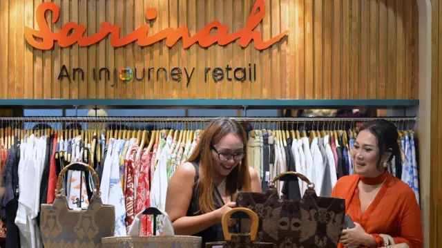 Pengunjung memilih produk UMKM yang dijual saat pembukaan store baru Sarinah di kawasan Sanur, Denpasar, Bali, Senin (9/9/2024).