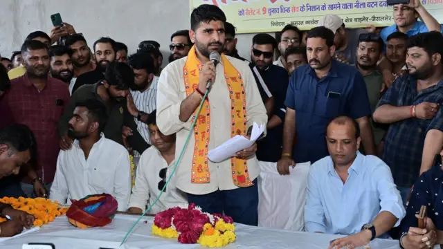 समर्थकों को संबोधित करते रवींद्र सिंह भाटी