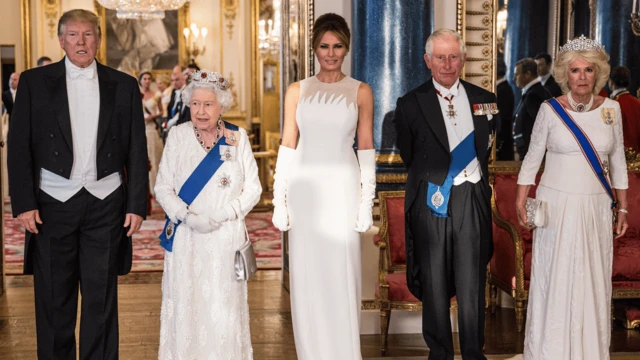 美國總統特朗普(最左)、英國女王伊麗莎白二世、第一夫人梅蘭妮亞、威爾斯親王查爾斯及康沃爾公爵夫人卡蜜拉,2019 年 6 月 3 日於倫敦白金漢宮出席國宴