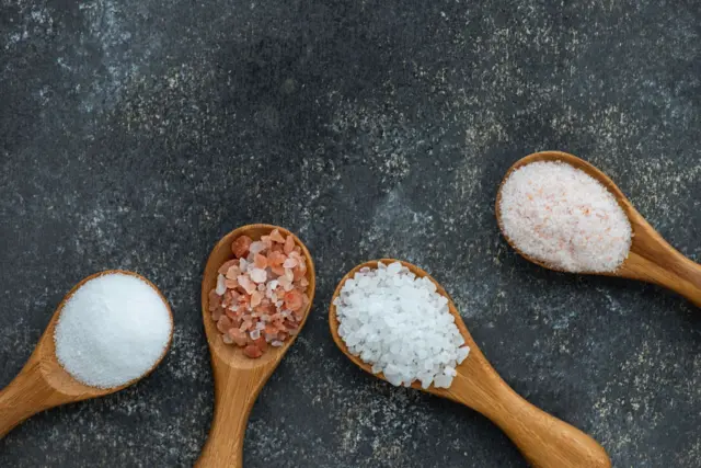 چند قاشق نمک