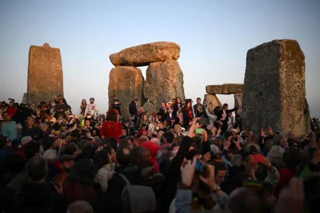 İngiltere'de her yıl Neolitik dönem anıtı Stonehenge'de yaz gündönümü kutlamaları  yapılıyor