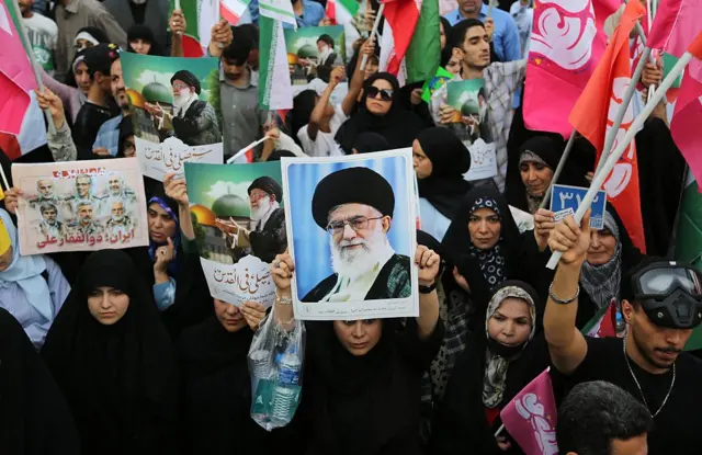 Manifestantes participan en manifestaciones contra Israel y Estados Unidos en Teherán, Irán, el 14 de junio de 2025.