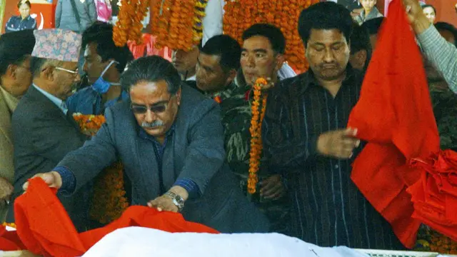 गौरमा मारिएका माओवादी कार्यकर्ताको शवमा पार्टीको झण्डा ओढाउँदै प्रचण्ड