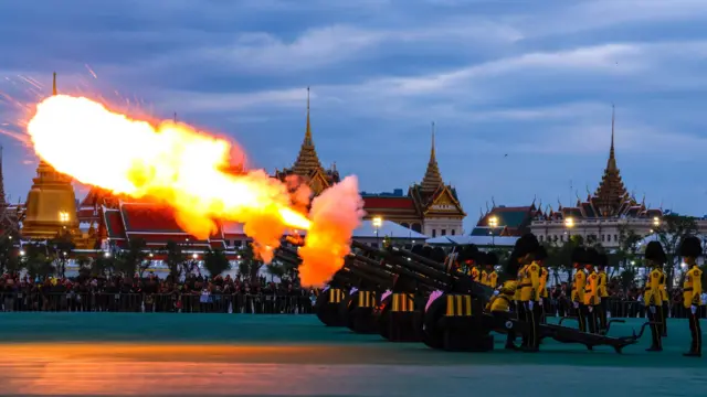 กองทหารปืนใหญ่ทำการยิงสลุตหลวง เพื่อถวายพระเกียรติสูงสุดและแสดงความอาลัย ในการพระบรมศพ "สมเด็จพระพันปีหลวง" โดยขบวนปืนใหญ่ได้ทำการยิงสลุตในอัตรานาทีละ 1 นัด อย่างต่อเนื่อง เพื่อเป็นการน้อมรำลึกในพระมหากรุณาธิคุณอันหาที่สุดมิได้ ตามธรรมเนียมการถวายพระเกียรติยศสูงสุดตามราชประเพณี