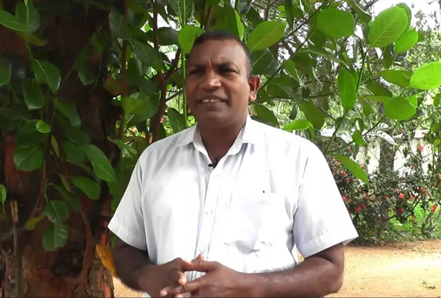 கால் விரல்களால் இசையை மீட்டும் பெண்