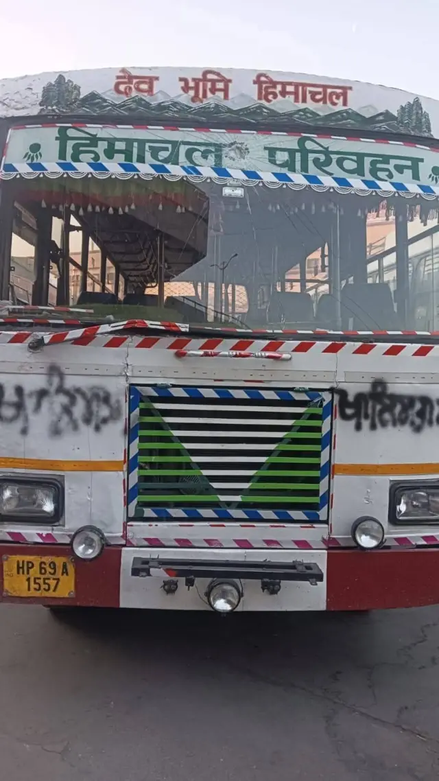 ਬੱਸਾਂ ਦੇ ਸ਼ੀਸ਼ੇ ਤੋੜ ਦਿੱਤੇ ਅਤੇ ਬੱਸਾਂ ਤੇ ਖਾਲਿਸਤਾਨ ਲਿਖ ਦਿੱਤਾ