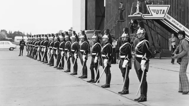 Dakarun tsaron Faransa yayin bikin tarbar gawar Sarki Ramses na biyu a Paris.