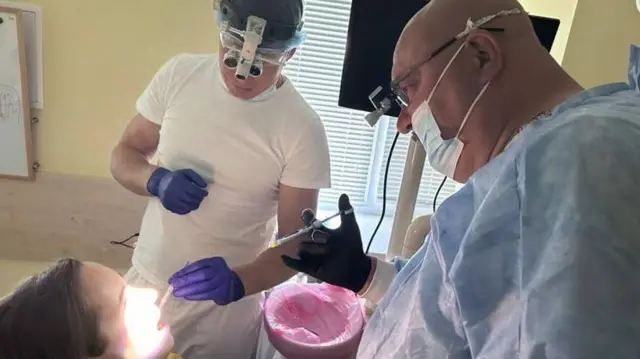 टॉर्च के सहारे करनी पड़ रही सर्जरी