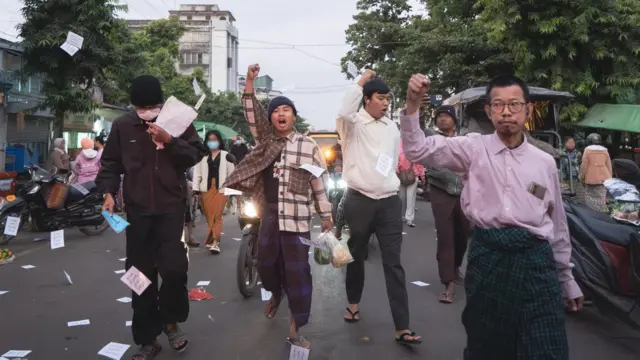 မျက်နှာကို နှာခေါင်းစည်း Mask တပ်ကာ အားကစား ဘောင်းဘီဝတ်ဆင်ထားတဲ့ မန္တလေးသပိတ်ခေါင်းဆောင် ကိုထက်မြတ်အောင် 