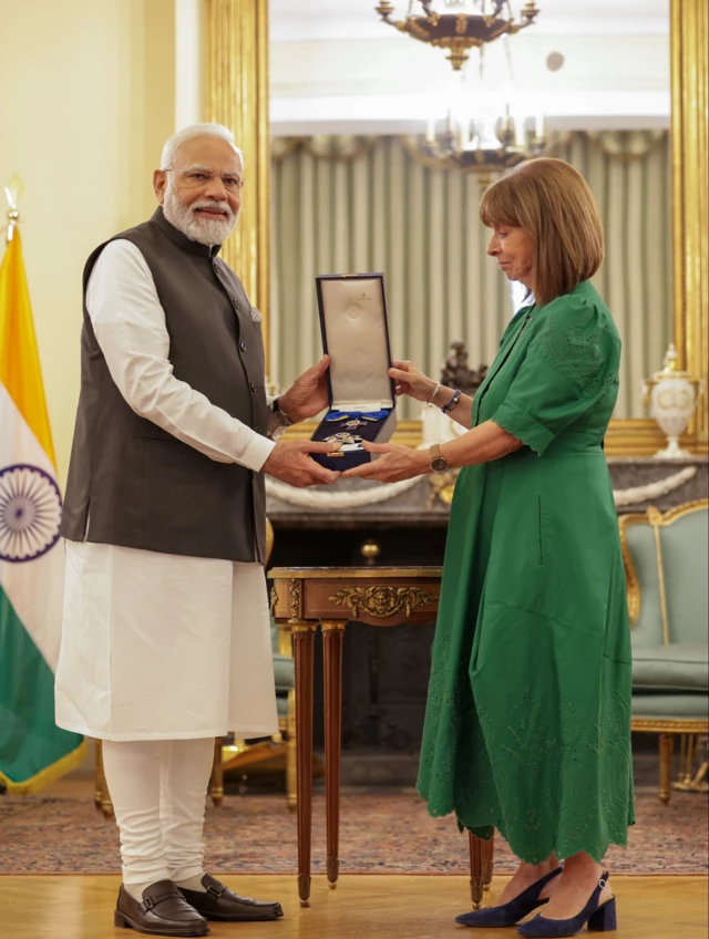ग्रीस की राष्ट्रपति कैटरीना एन सकेलारोपोउलू ने पीएम मोदी को 'ग्रैंड क्रॉस ऑफ द ऑर्डर ऑफ ऑनर' से सम्मानित किया