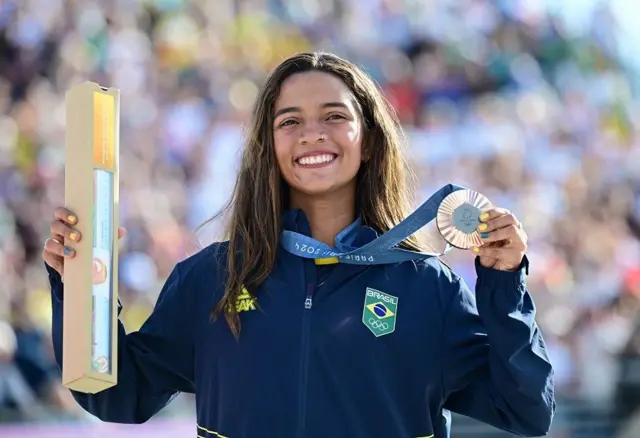 Rayssa Leal com a medalhacaça níquel a era do gelobronze