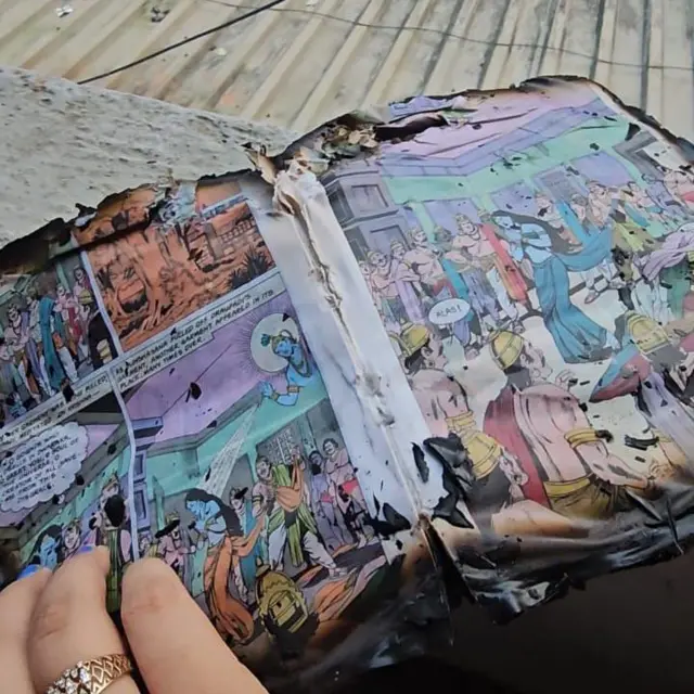 आगीमुळं अनेक मूळ चित्रं जळून खाक झाली. 