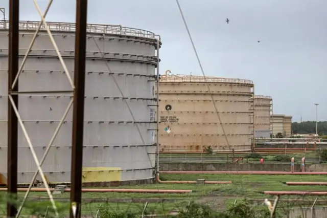 પેટ્રોલ પમ્પો પર લાઇનો, ગોપાલ ચુડાસમા, આઇઓસીએલ, એચપીસીએલ, રિલાયન્સ રિફાઇનરી, નયારા રિફાઇનરી, આઇઓસીએલ રિફાઇનરી, ગુજરાતમાં પેટ્રોલ ડીઝલની અછત, આવશ્યક ચીજવસ્તુ ધારો શું છે, બીબીસી ગુજરાતી 