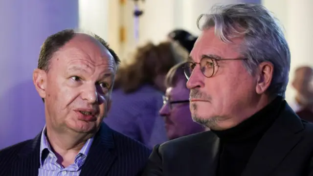 Два мужчины, один в очках