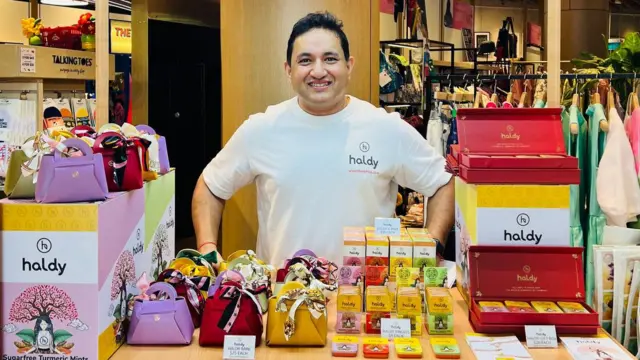 Push Sharma sản xuất kẹo bạc hà nghệ ở Trung Quốc