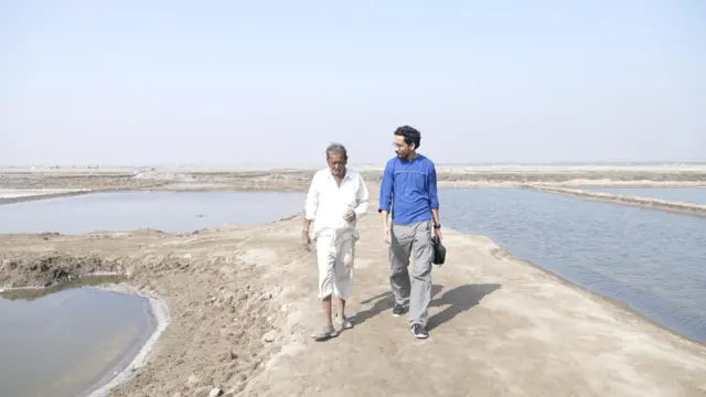 नमक के मज़दूर के साथ विकास त्रिवेदी