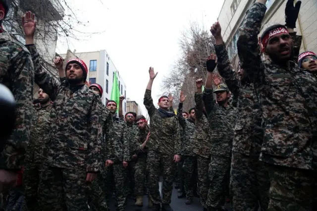 بسیج ملیشیا کے ایرانی ارکان عراقی دارالحکومت بغداد میں امریکی فضائی حملے میں ایرانی پاسداران انقلاب کی قدس فورس کے کمانڈر قاسم سلیمانی کی ہلاکت کے خلاف احتجاج کے لیے امریکہ مخالف ریلی میں حصہ لے رہے ہیں۔