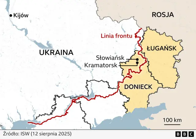 Mapa przedstawiająca obszar Donbasu zaznaczony na żółto. Wewnątrz tego obszaru, po ukraińskiej stronie linii frontu oznaczonej na czerwono, opisano miasta Donieckie: Słowiańsk i Kramatorsk. Źródło: ISW, 12 sierpnia 2025 roku.