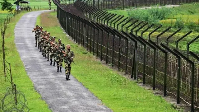 ভারত-বাংলাদেশ সীমান্তে টহল দিচ্ছে বিএসএফ। ছবিটি ২৬শে মে, ২০২৫ সালে আসামের ধুবড়ি সীমান্তের 