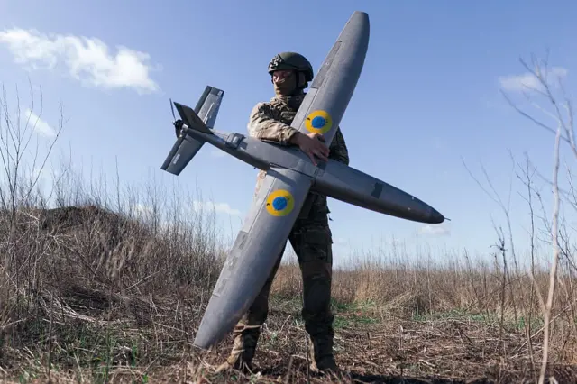 Украинский военный с дроном самолетного типа