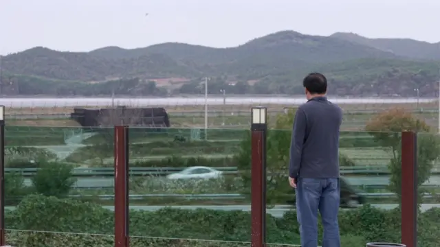 김현호 씨가 가까운 거리에 있는 한국군의 대북 확성기를 내려다보고 있다