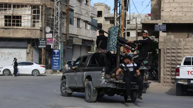 صورة لمركبة يستقلها أفراد من قوات الأمن السورية في مدينة جرمانا جنوب العاصمة دمشق.