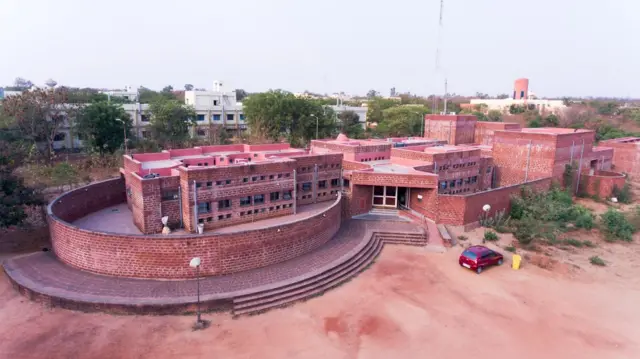 యూనివర్శిటీ