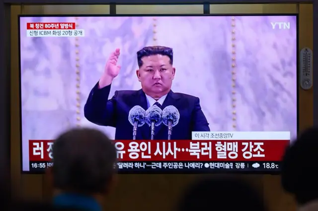 Una televisora surcoreana transmite un discurso de Kim Jong-un