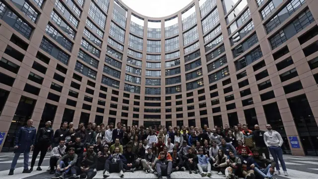 Студенти из Србије у холу зграде Европског парламента у Стразбуру