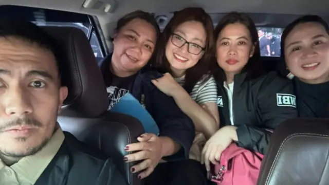 Alice Guo (berkaus putih) berpose untuk foto dengan pihak berwenang setelah penangkapannya.