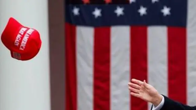 Коллаж - кепка з написом MAGA (Make America Great Again), рука і прапор США