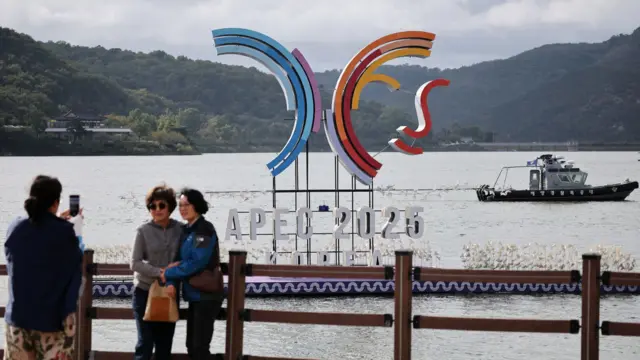 韓國慶州普門湖一群女士在APEC峰會佈置與特警巡邏艇前拍照留念（20/10/2025）