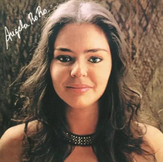 Capa de disco em que Ro Ro aparece sorrindo para a câmera de forma contida