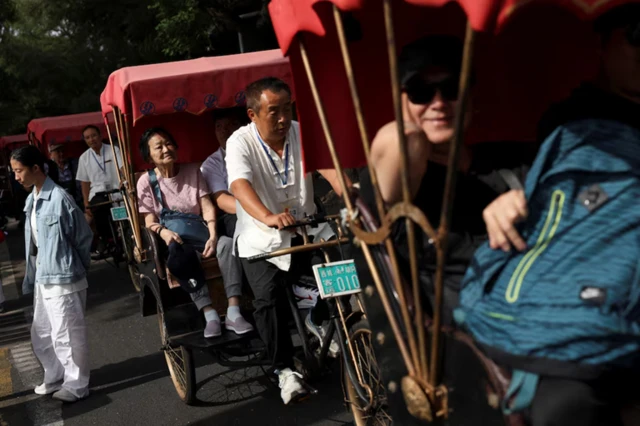 Du khách đi xe kéo ở Bắc Kinh hồi tháng 10/2025