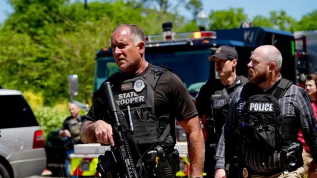 現場で対応する警察官