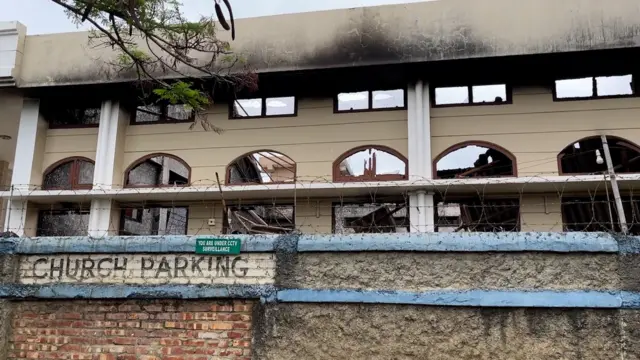 एक जला हुआ चर्च