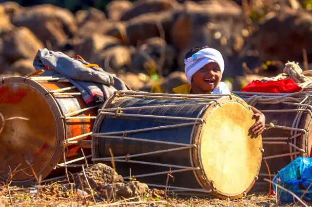 డోలు వాయిద్యాల నడుమ ఆదివాసీ బాలుడు