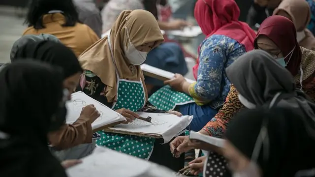 Di Solo, Jawa Tengah, terdapat kegiatan Nyanting Bersama dalam rangkaian Acara Festival Laweyan 2022 di Kampung Batik Laweyan, Sabtu (1/10). 