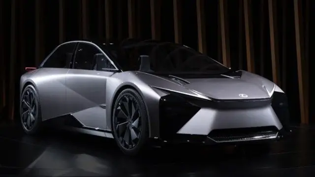 کانسپت LF-ZC مبنای ساخت ماشینی است که در سال ۲۰۲۶ به بازار خواهد آمد