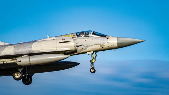 Um jato Mirage 2000 taiwanês a caminhocomo acertar na lotomaníainterceptar aeronaves chinesas