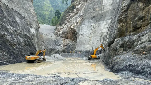 तनहुँमा निर्माणाधीन १४० मेगावाटको तनहुँ जलविद्युत आयोजनाको बाँध निर्माणस्थल