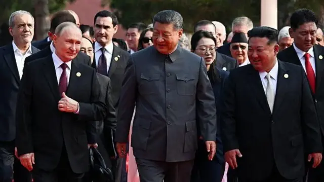 普京（前排左一）和金正恩（前排右一）分别站在习近平左右手