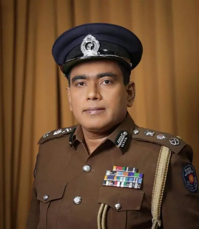 මහජන ආරක්ෂ අමාත්‍යවරයා කටයුතු කරන්නේ එක් ජ්‍යෙෂ්ඨ නියෝජ්‍ය පොලිස්පතිවරයෙකු ආරක්ෂා කිරීමට බවට ජ්‍යෙෂ්ඨ නියෝජ්‍ය පොලිස්පති අජිත් රෝහණ චෝදනා කර සිටියි.