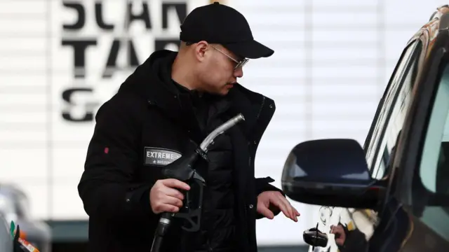 ነዳጅ የሚቀዳ ግለሰብ