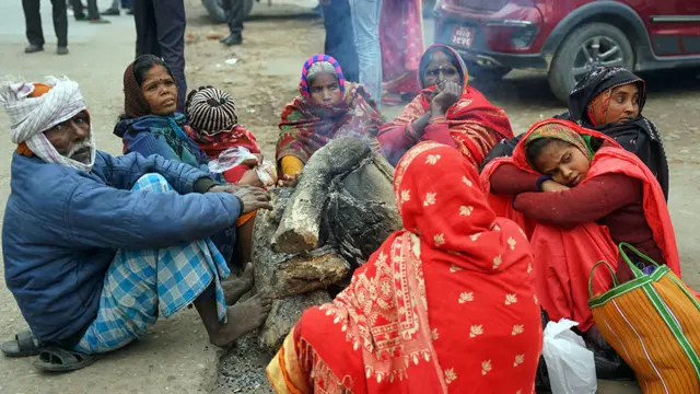 आगो ताप्दै वीरगन्जको नारायणी अस्पतालमा उपचार गराउन आएका बिरामीका कुरुवाहरू