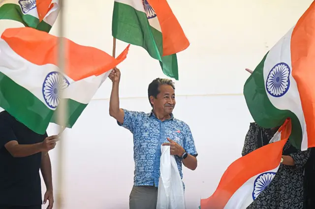 સોનમ વાંગચુક સોનમ વાંગચુક સોનમ વાંગચુક : ક્યારેક અંગ્રેજી ન આવડવા બદલ શાળામાં મજાકનું પાત્ર બન્યા, આજે શિક્ષણ માટે જ ઉપવાસ પર બેઠા શિક્ષણ મંત્રી ધર્મેન્દ્ર પ્રધાન નીટ પરીક્ષા પેપર લીક નરેન્દ્ર મોદી સરકાર બીબીસી ગુજરાતી ગુજરાત સમાચાર ન્યૂઝ અપડેટ