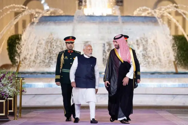 Waziri Mkuu wa India Narendra Modi anakutana na Mwanamfalme wa Saudi Mohammed Bin Salman huko Jeddah, Saudi Arabia, Aprili 22, 2025.