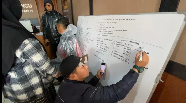 Pendataan korban longsor Cisarua di Posko Informasi Kantor Desa Pasirlangu.