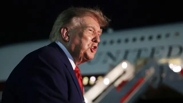Trump başkanlık uçağının önünde konuşurken