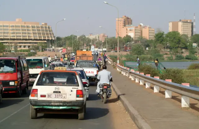 Des voitures traversant un pont de Niamey, la capitale du Niger.